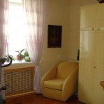 спальня_кресло_шкаф